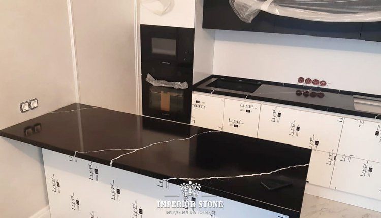 Темная кухонная столешница Vicostone Nero Marquina BQ8740 - фото