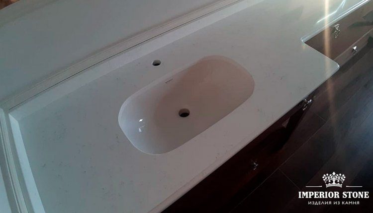 Столешница из светлого искусственного камня для ванной - фото