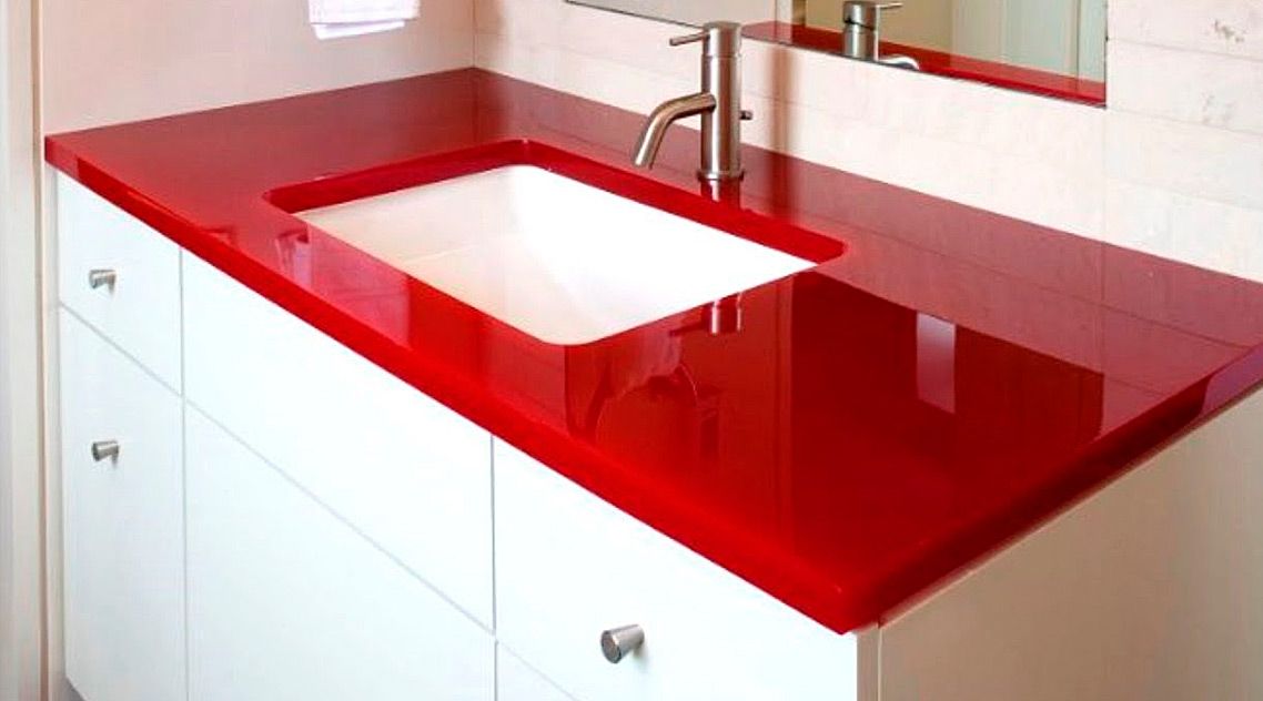 Столешница из красного искусственного камня для ванны