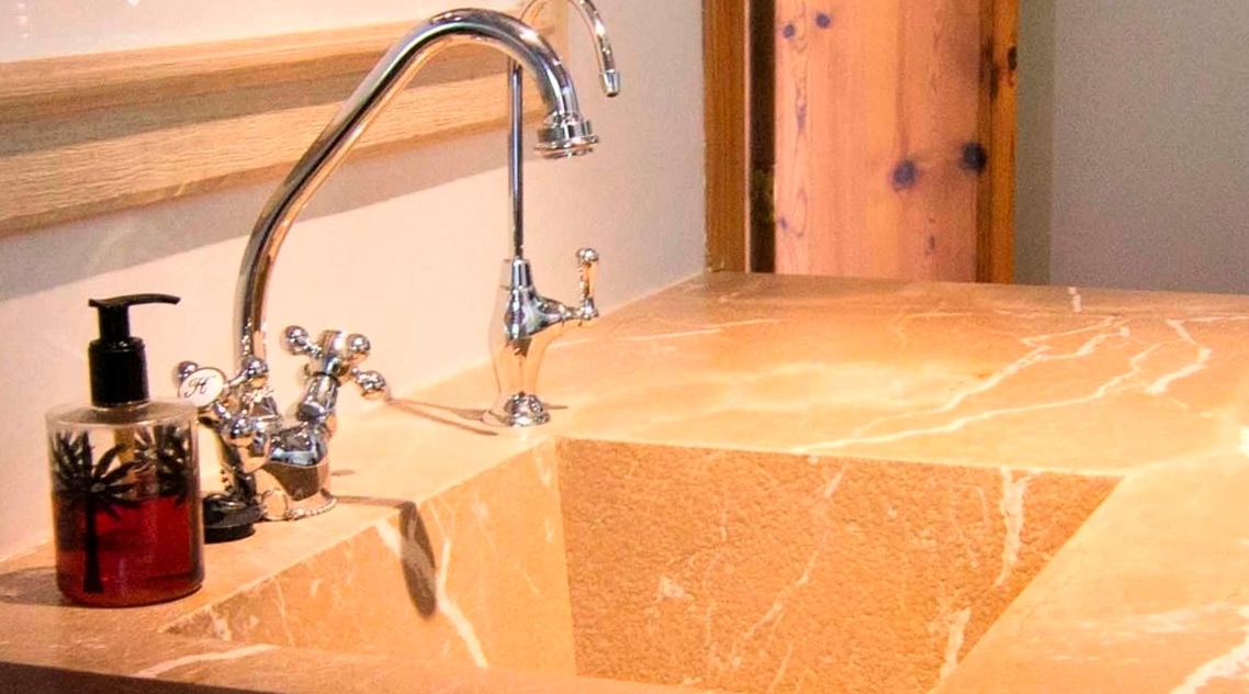 Столешница камня с интегрированной мойкой в ванну